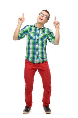 Genç adam işaret ediyor.