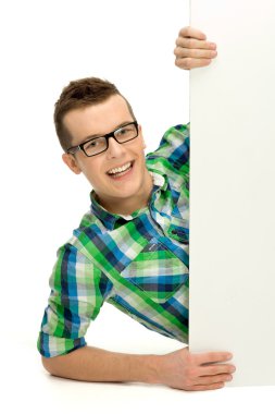 bavul ile yolda siting kız adam gezgin için görünüyor