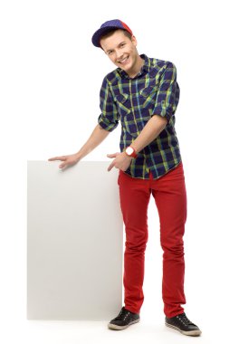 bavul ile yolda siting kız adam gezgin için görünüyor