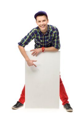 bavul ile yolda siting kız adam gezgin için görünüyor