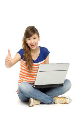 başparmak gösterilen laptop ile mutlu bir kadın