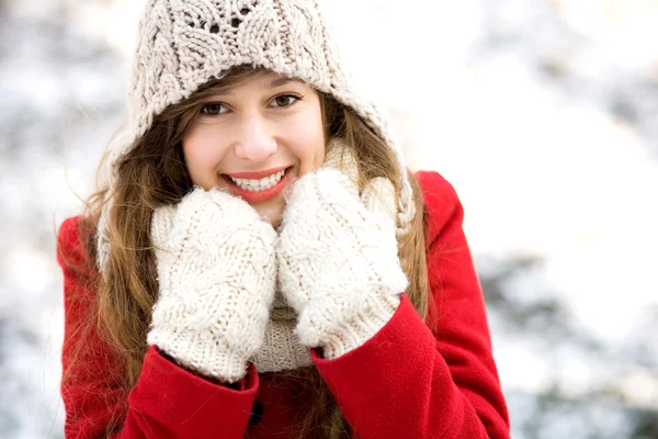 Giovane donna in abbigliamento invernale — Foto Stock