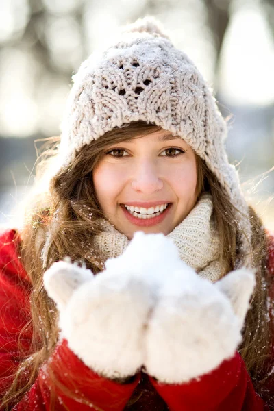 Frau hält einen Schneeball in der Hand — Stockfoto