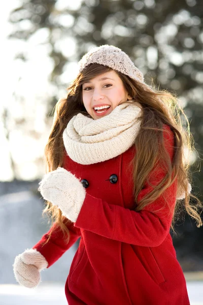 Молодая женщина на улице зимой — стоковое фото