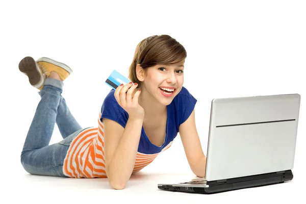 Woman holding credit card using laptop — Stock Photo, Image