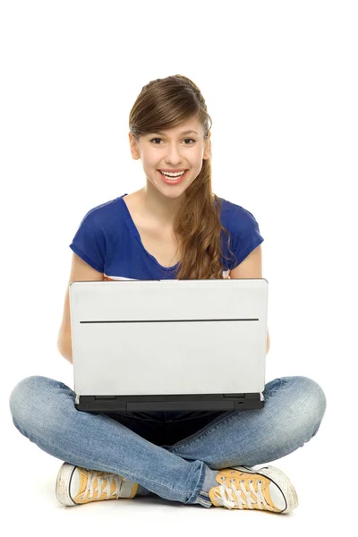 Jonge vrouw met laptop — Stockfoto