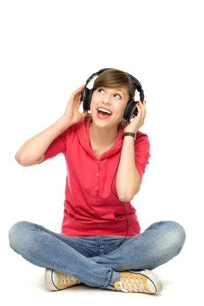 Ung kvinna som bär hörlurar — Stockfoto