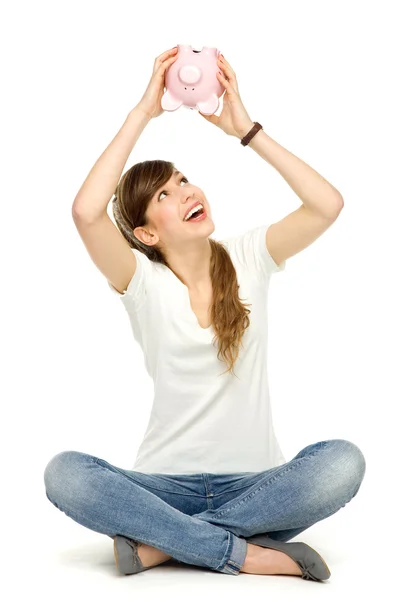 Junge Frau hält Sparschwein — Stockfoto