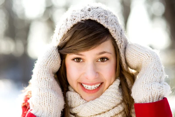 Junge Frau in Winterkleidung Stockbild