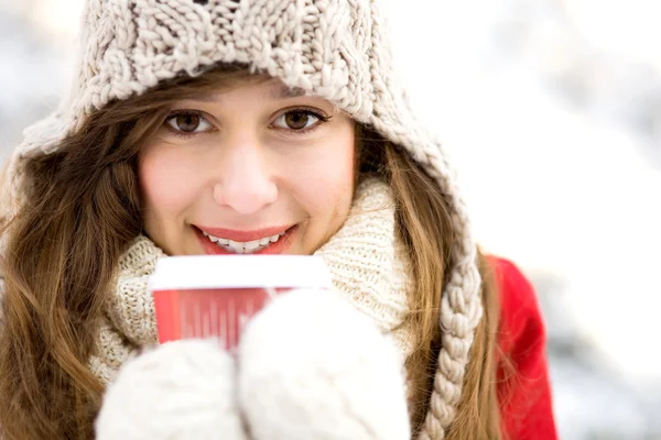 Mujer de invierno con café caliente Imagen de stock