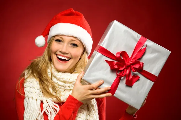 Vrouw in Kerstman hoed met kerstcadeau — Stockfoto