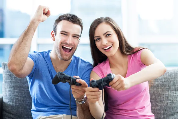 Pareja jugando videojuegos — Foto de Stock