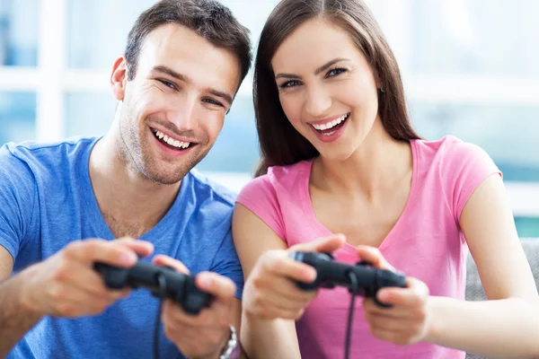 Pareja jugando videojuegos —  Fotos de Stock