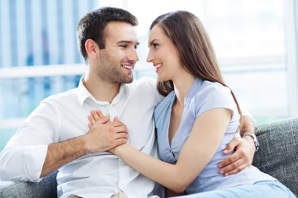 Feliz pareja joven —  Fotos de Stock