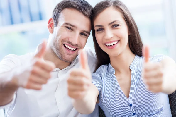 Pareja joven con pulgares arriba — Foto de Stock