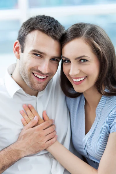 Feliz jovem casal — Fotografia de Stock