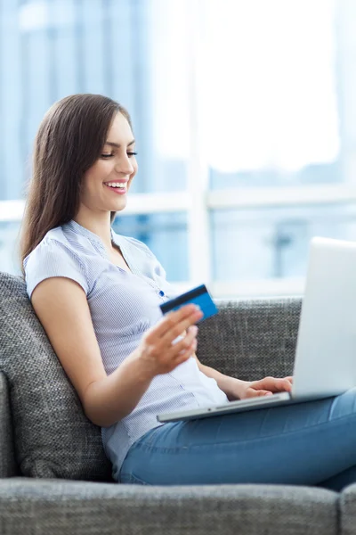 Vrouw met laptop en creditcard — Stockfoto