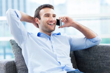 adam cep telefonu ile Divan