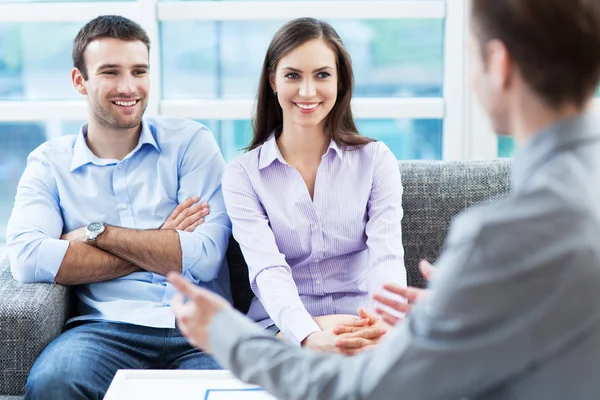 Incontro di coppia con consulente finanziario — Foto Stock