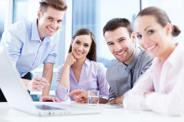 Equipo de negocios en la oficina — Foto de Stock