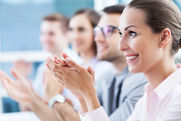 Équipe d'affaires applaudissements — Photo