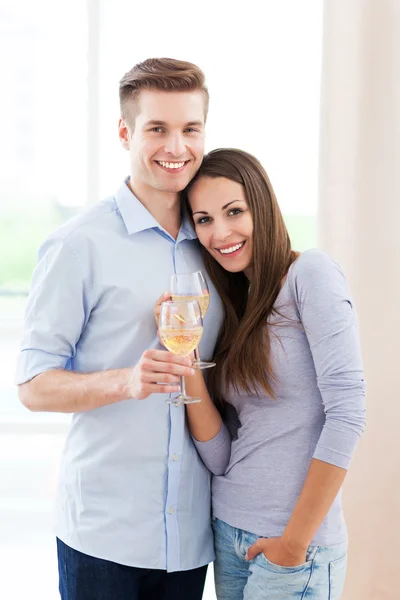 Casal fazendo brinde em nova casa — Fotografia de Stock