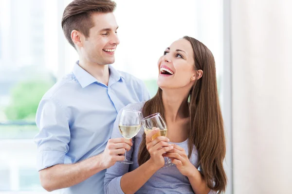 Casal fazendo brinde em nova casa — Fotografia de Stock