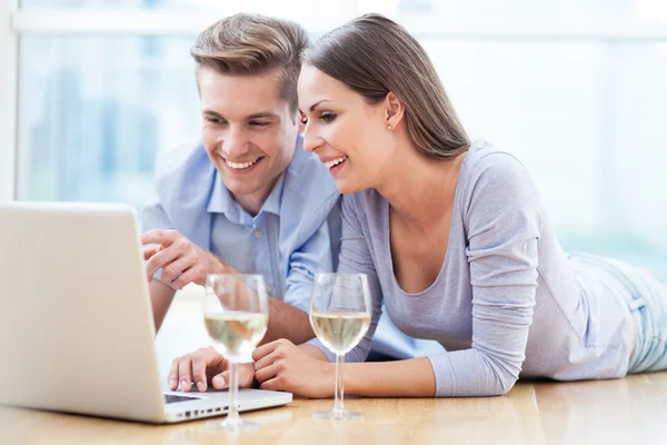 Casal de negócios com laptop — Fotografia de Stock