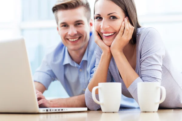 Casal de negócios com laptop — Fotografia de Stock