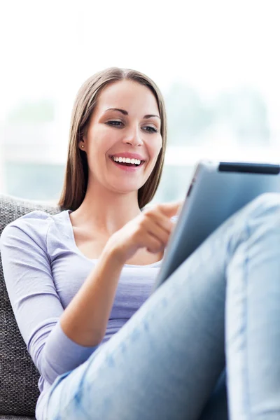 Frau nutzt digitales Tablet auf Sofa — Stockfoto