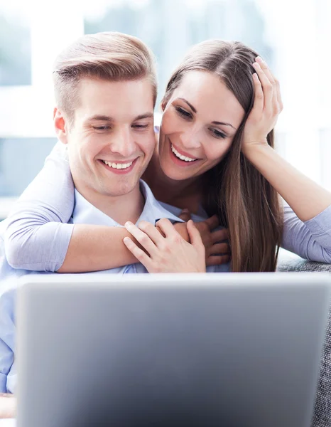 Casal de negócios com laptop — Fotografia de Stock