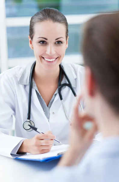 Doctora hablando con el paciente Imagen de stock