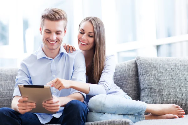 Casal usando tablet digital — Fotografia de Stock