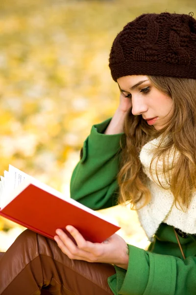 Chica leyendo libro al aire libre — Foto de Stock