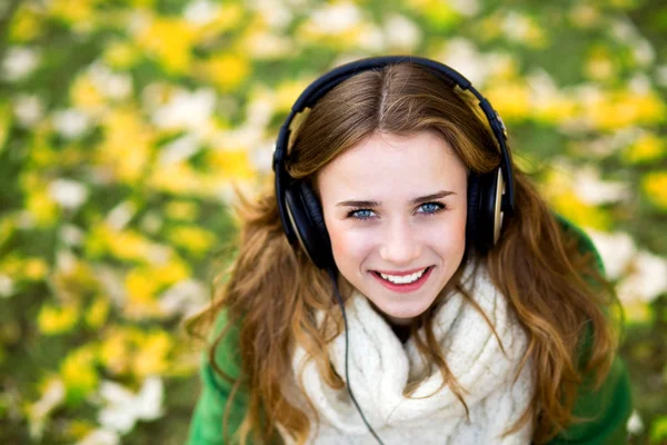 Girl listening music outdoors — Stock Photo, Image