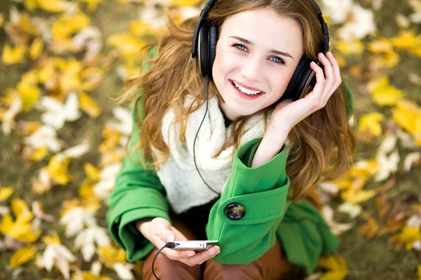 Girl listening music outdoors — Stock Photo, Image