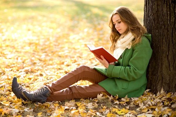 Fille lecture livre en plein air — Photo