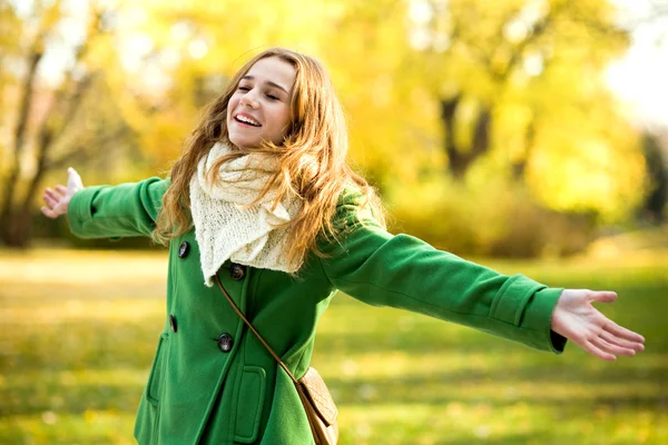 Femme exploitant feuille d'automne Photo De Stock