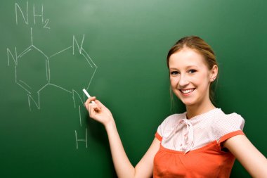 kimyasal sembol tahtaya yazma öğrenci