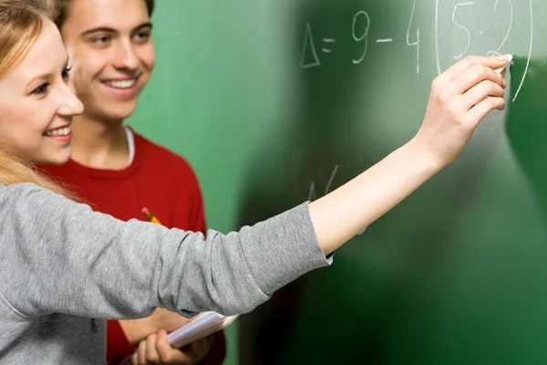 黒板に数学をやっている学生 — ストック写真