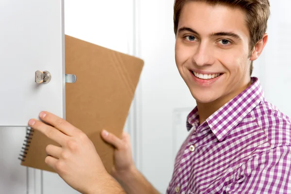 Studente da armadietti scolastici — Foto Stock