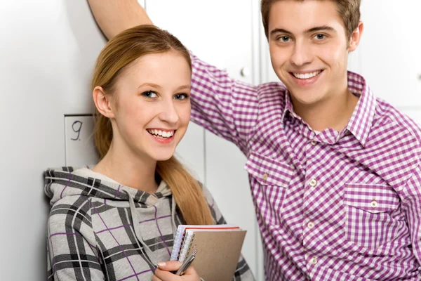 Studenti in piedi vicino agli armadietti scolastici — Foto Stock