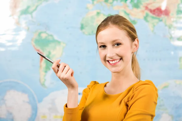 Estudante feminina em frente ao mapa do mundo — Fotografia de Stock