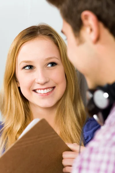 Studenten door kluisjes in school corridor — Stockfoto