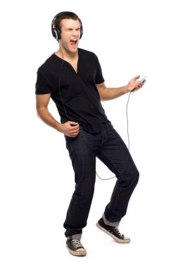 Genç adam müzikten hoşlanıyor.