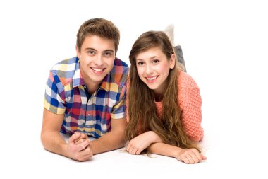 genç bir çift aşağı yalan