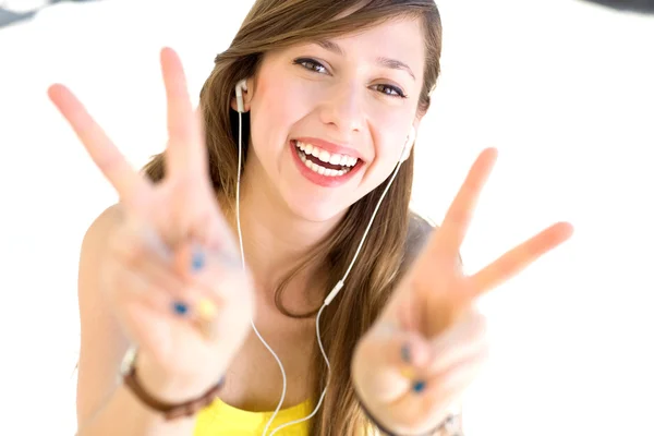 Mujer joven mostrando señal de paz — Foto de Stock