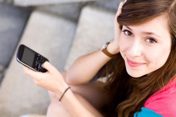 Mujer joven con teléfono móvil — Foto de Stock