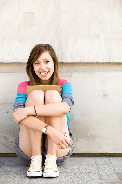 Chica adolescente feliz —  Fotos de Stock