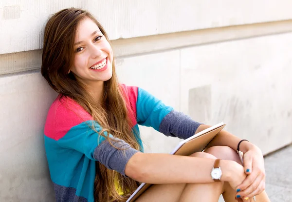 Chica adolescente escribiendo — Foto de Stock